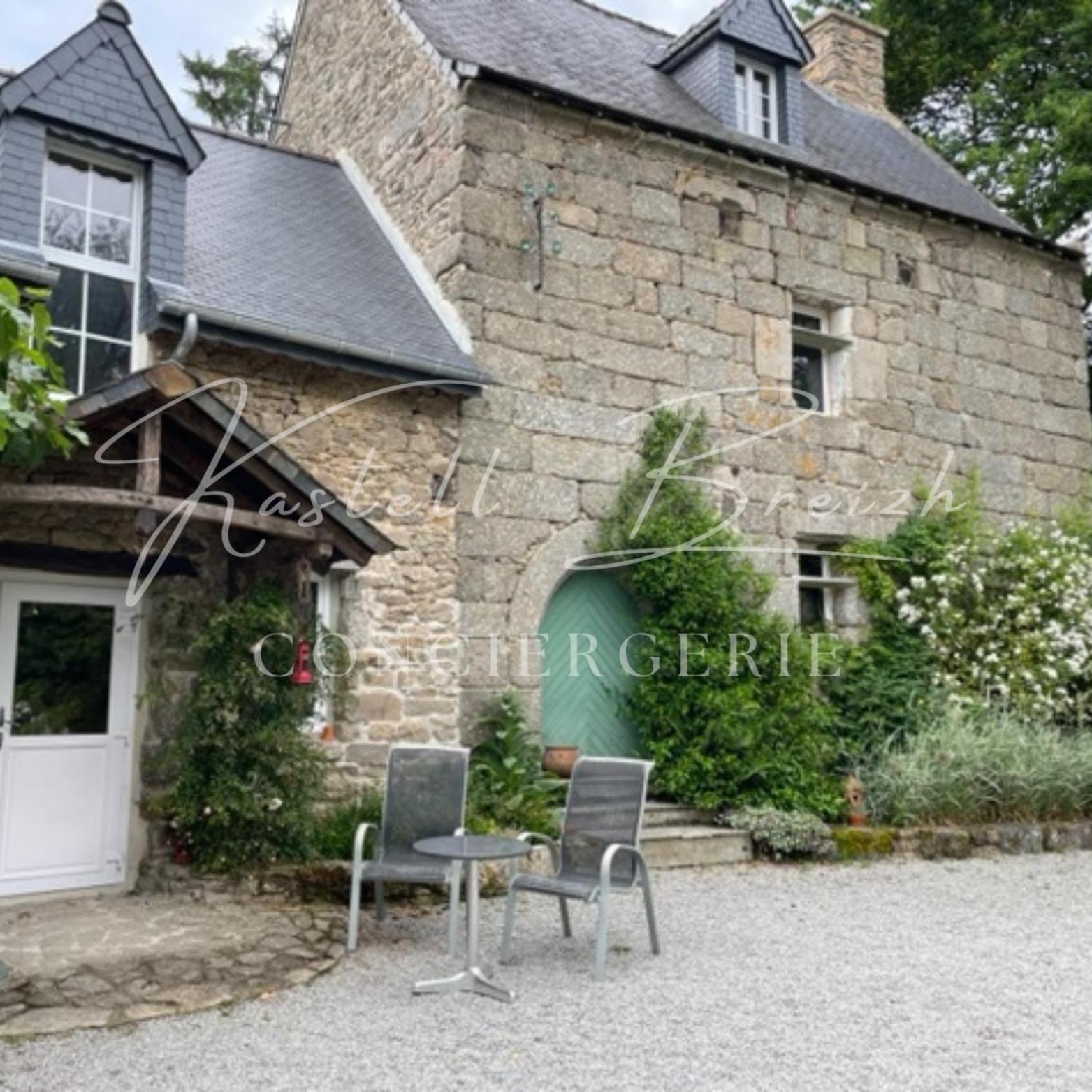 Vila La Familiale Du Manoir De Kerollivier Saint-Gilles-Pligeaux Exteriér fotografie